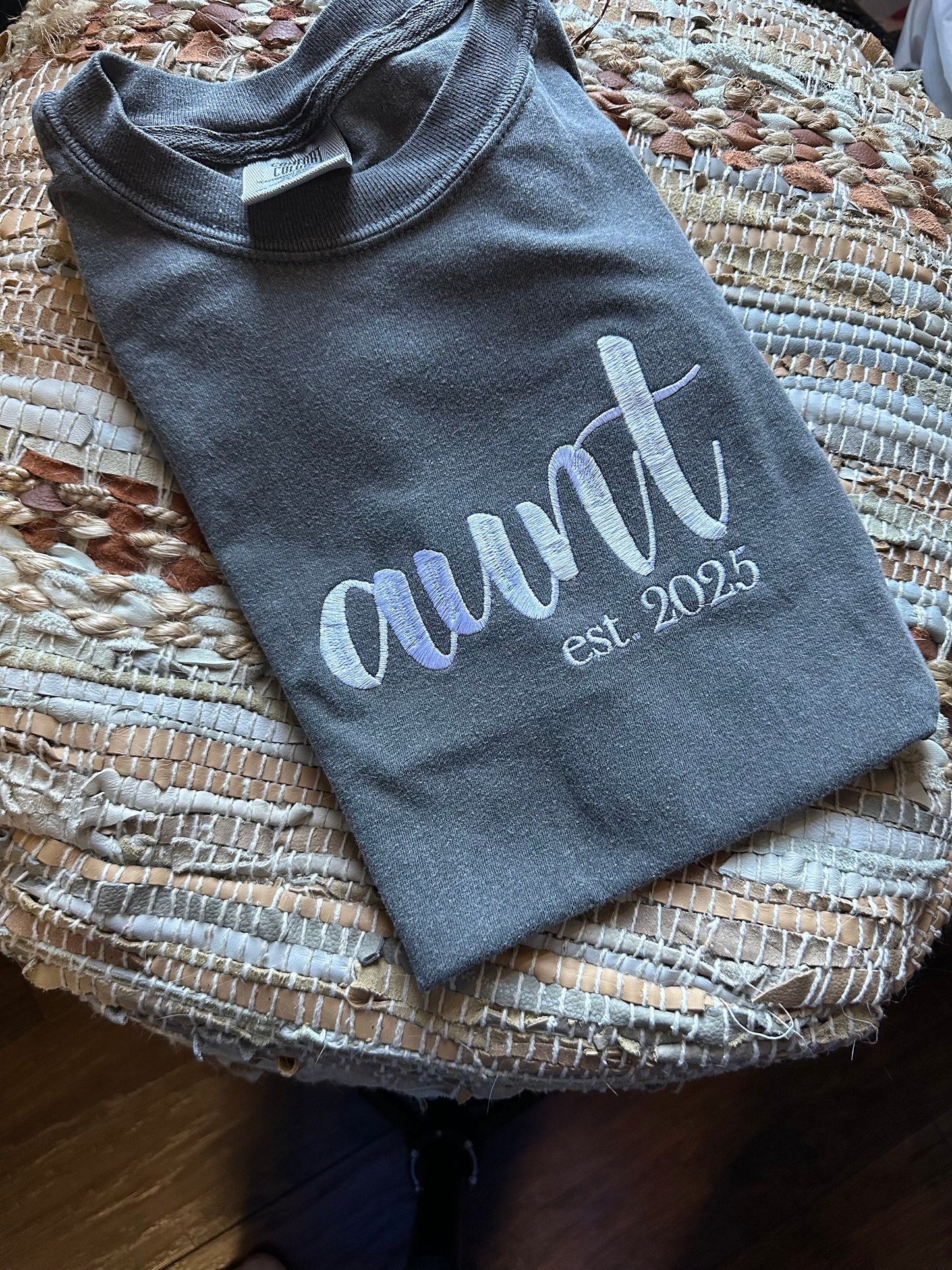 Embroidered Aunt Pregnancy Announcement Short Sleeve Shirt - Aunt EST Date Shirt - Aunt gift - Auntie gift - Soon to be aunt
