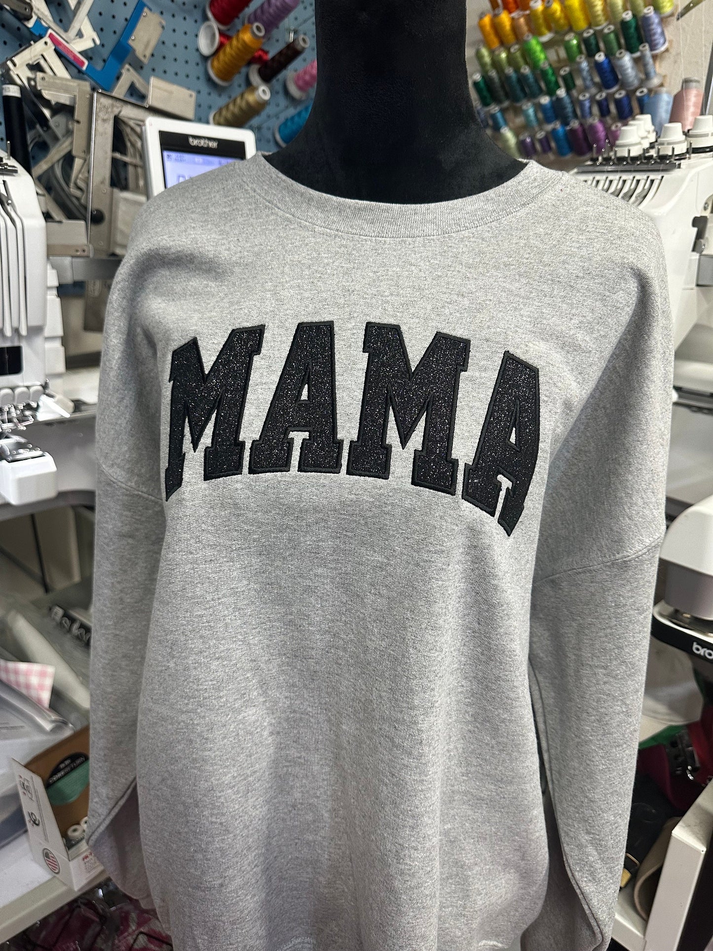 Embroidered glitter vinyl Mama sweatshirt - Appliqué Mama sweatshirt - Mama gift - personalize mama crewneck - personalized embroidery gift