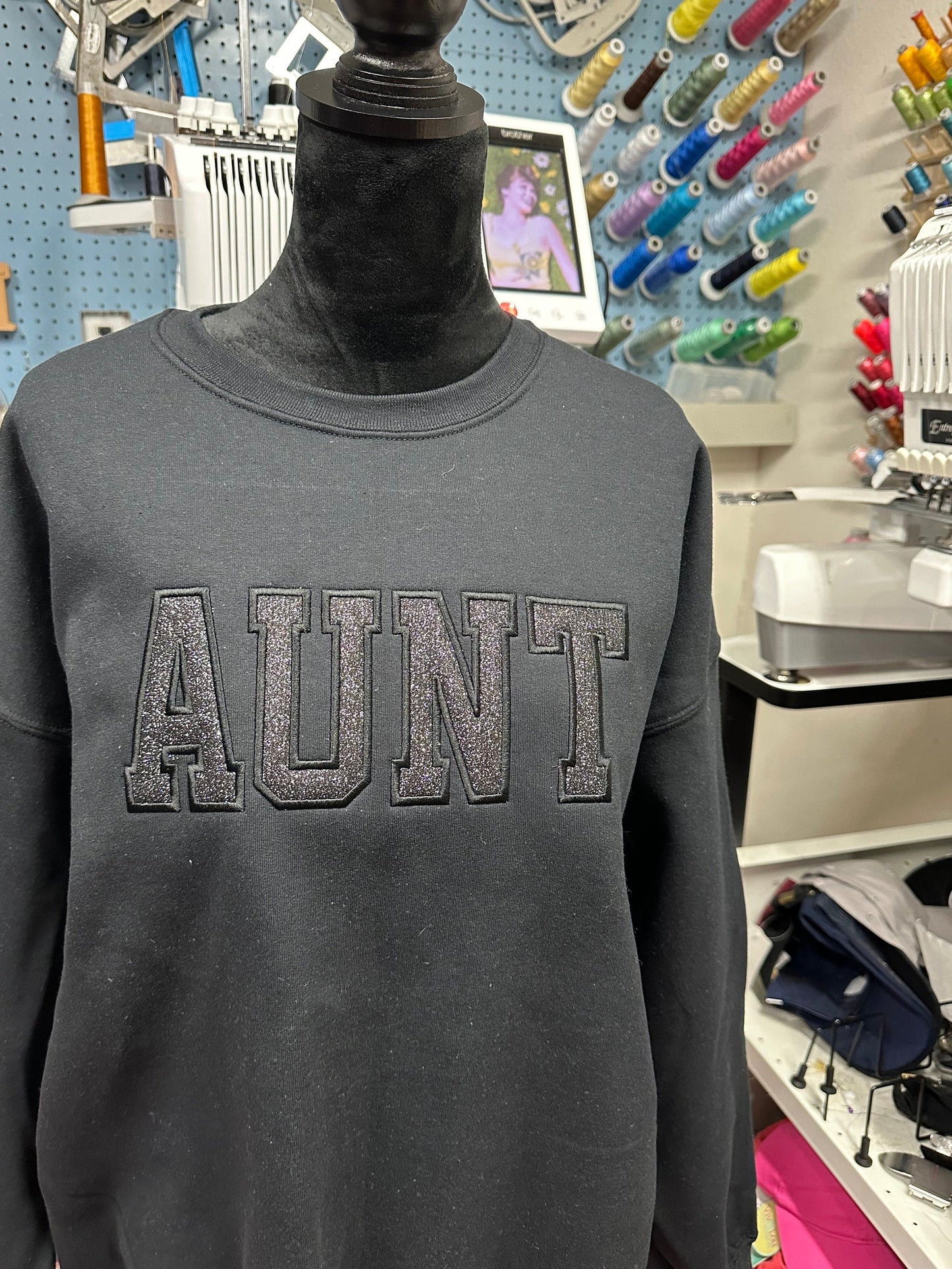 Embroidered glitter vinyl Aunt sweatshirt - Appliqué Aunt sweatshirt - Aunt gift - personalize aunt crewneck - personalized embroidery gift