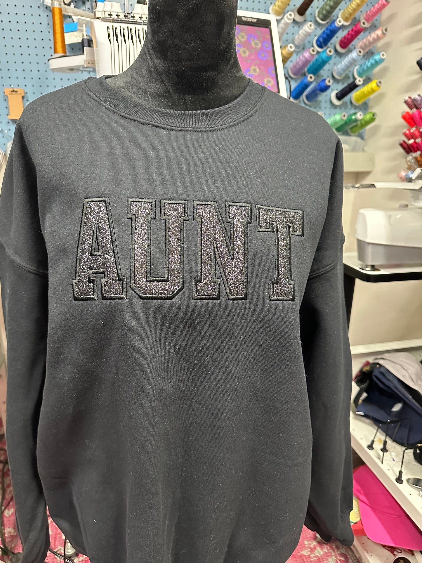Embroidered glitter vinyl Aunt sweatshirt - Appliqué Aunt sweatshirt - Aunt gift - personalize aunt crewneck - personalized embroidery gift