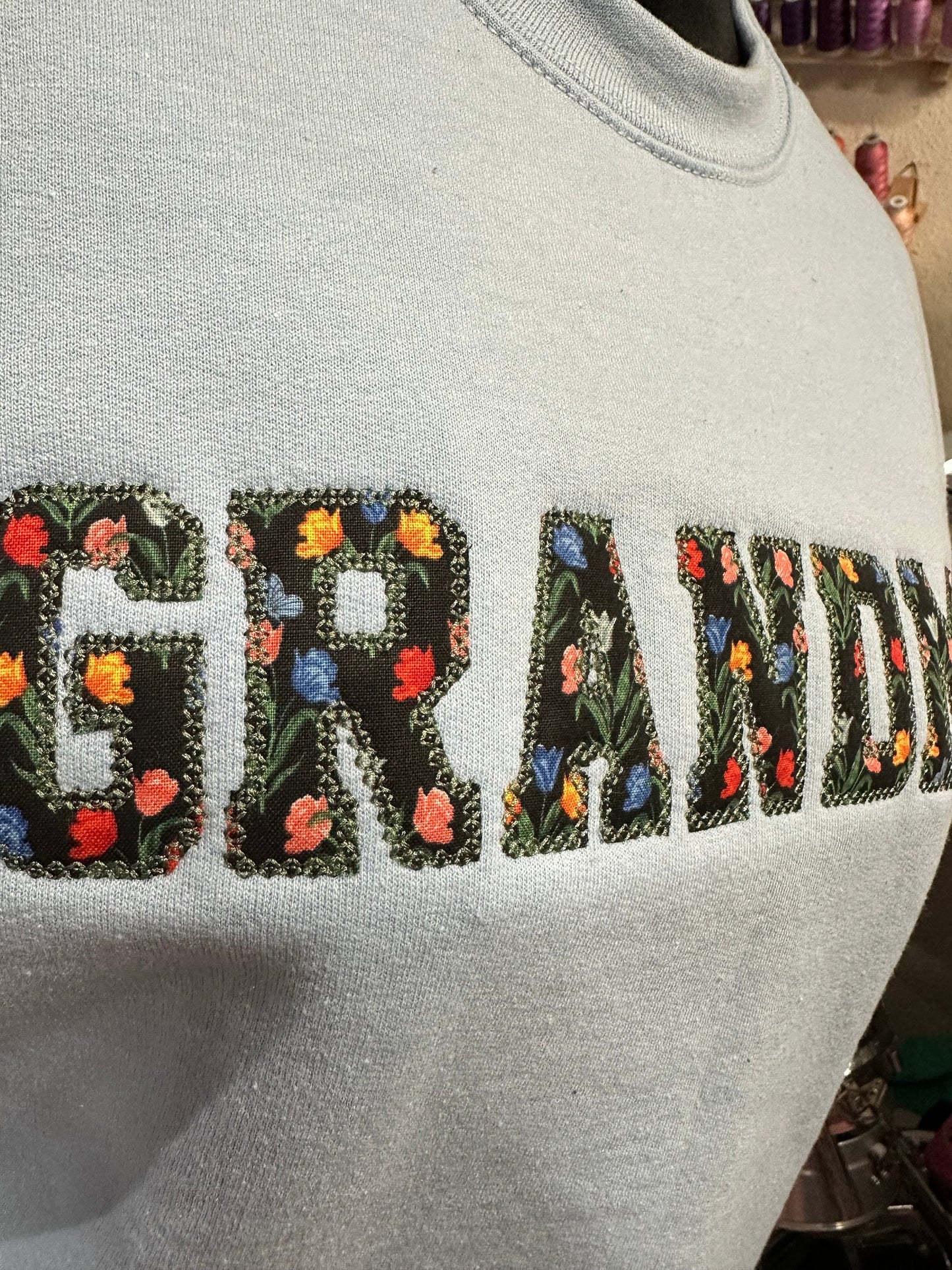 Embroidered tulip GRANDMA sweatshirt - Appliqué GRANDMA sweatshirt - personalized GRANNY crewneck - personalized embroidery grandma gift