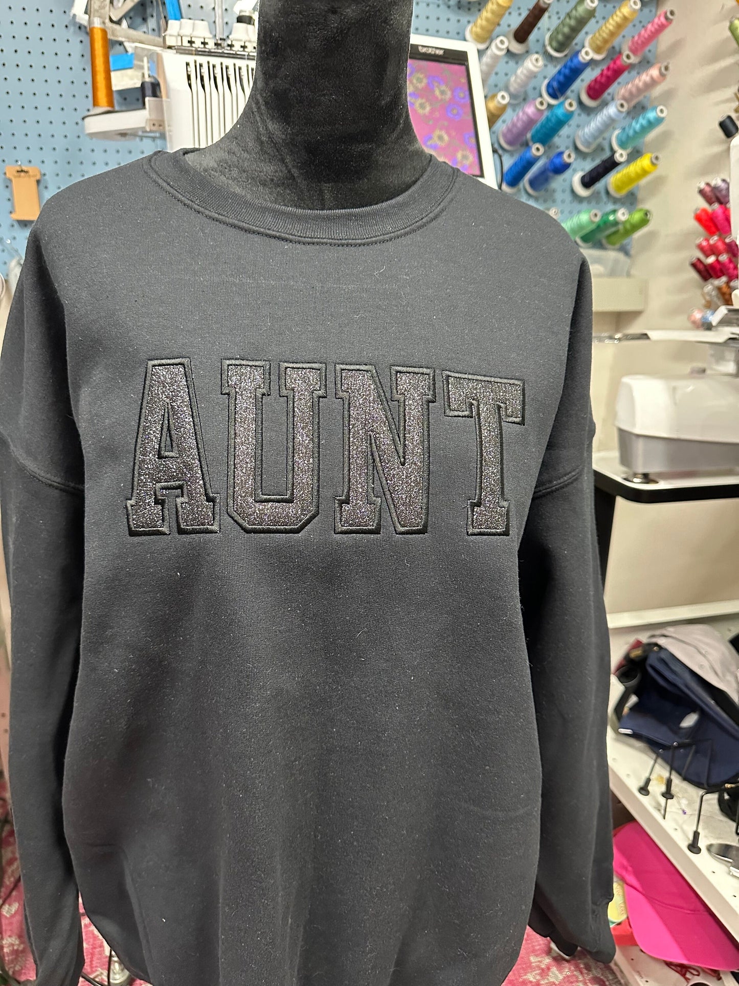 Embroidered glitter vinyl Aunt sweatshirt - Appliqué Aunt sweatshirt - Aunt gift - personalize aunt crewneck - personalized embroidery gift