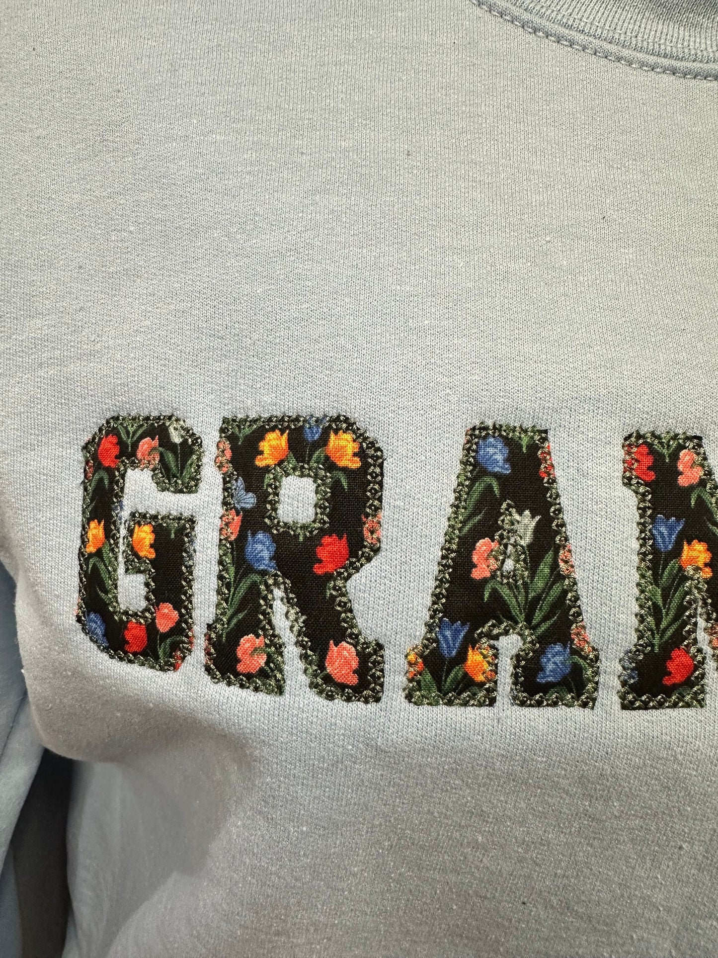 Embroidered tulip GRANDMA sweatshirt - Appliqué GRANDMA sweatshirt - personalized GRANNY crewneck - personalized embroidery grandma gift