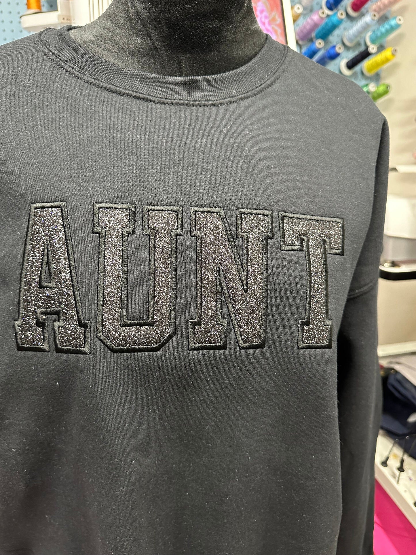 Embroidered glitter vinyl Aunt sweatshirt - Appliqué Aunt sweatshirt - Aunt gift - personalize aunt crewneck - personalized embroidery gift