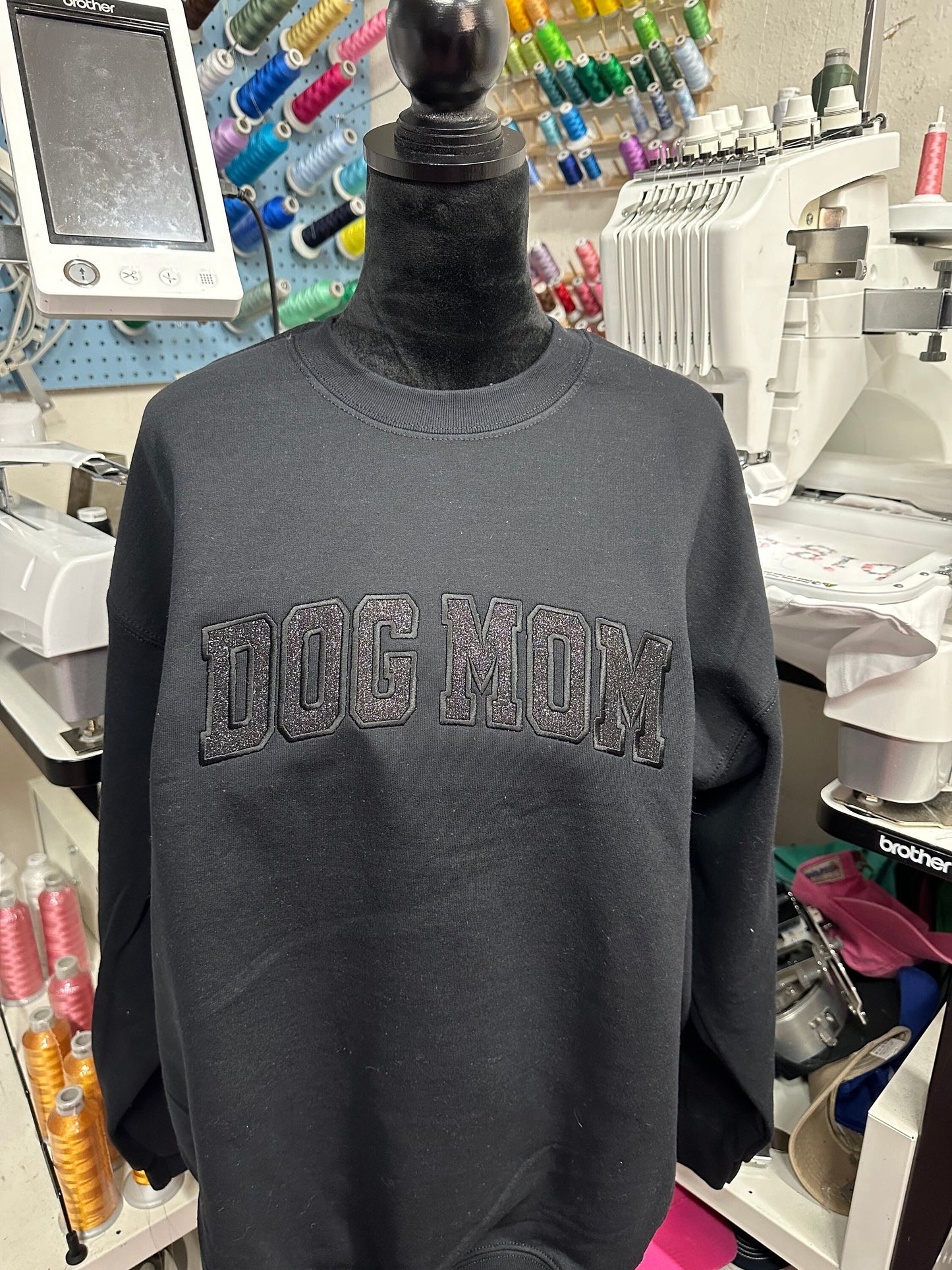 Embroiderd glitter dog Mom Sweatshirt, personalized Dog Sweatshirt , Dog Mom Gift, Dog Lover Sweatshirt, Dog Mom Era, glitter Dog Sweater