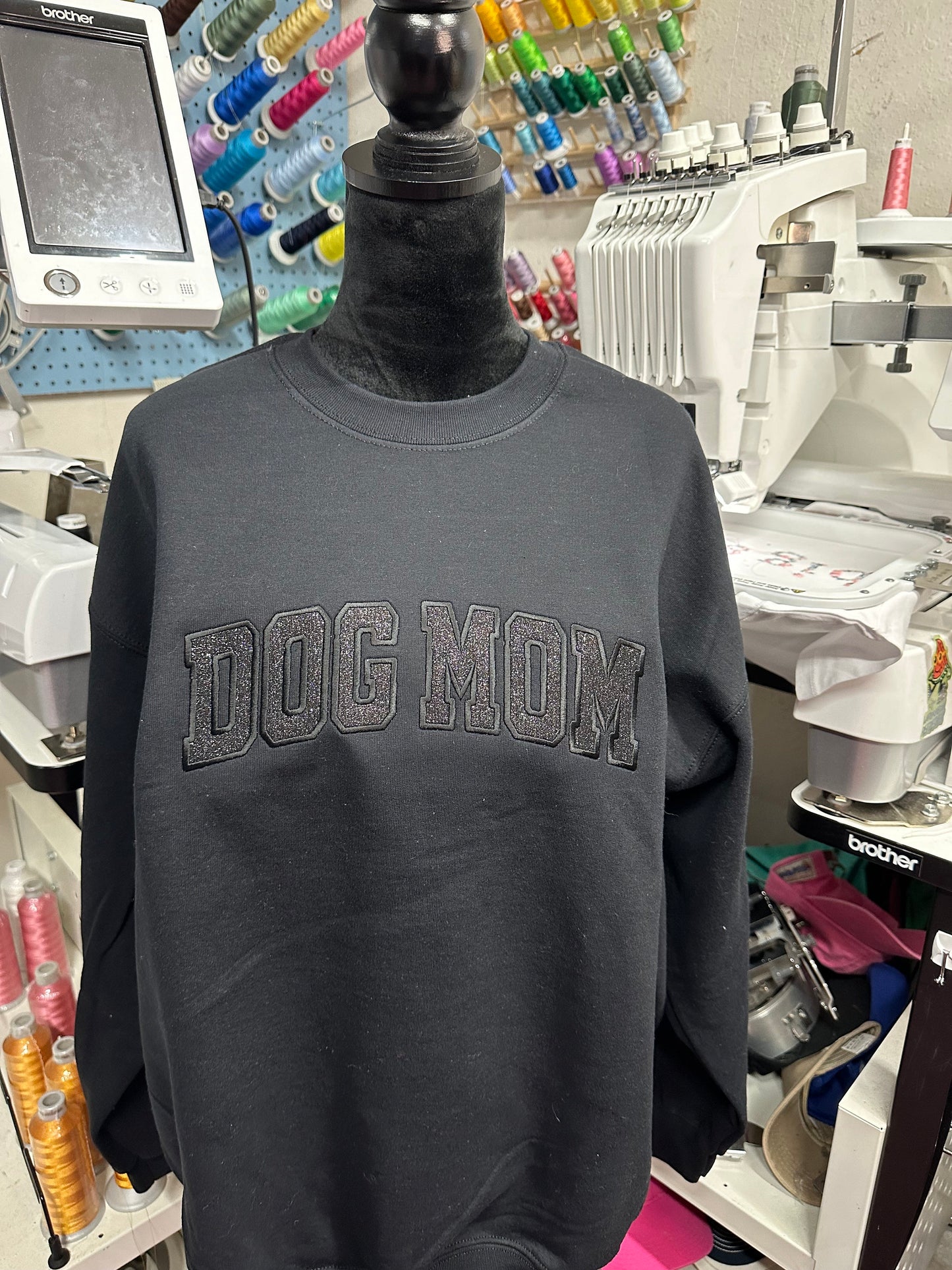 Embroiderd glitter dog Mom Sweatshirt, personalized Dog Sweatshirt , Dog Mom Gift, Dog Lover Sweatshirt, Dog Mom Era, glitter Dog Sweater