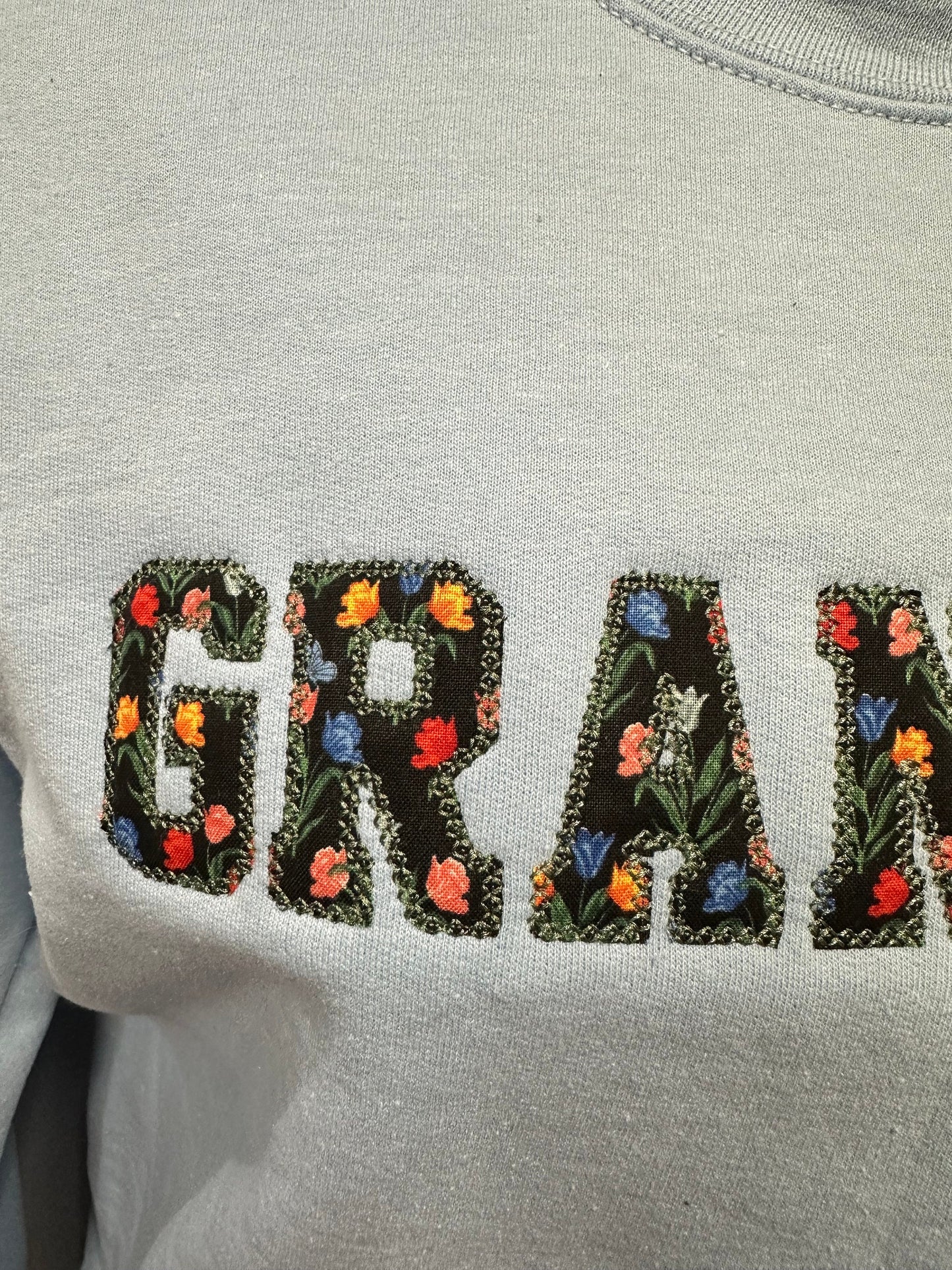 Embroidered tulip GRANDMA sweatshirt - Appliqué GRANDMA sweatshirt - personalized GRANNY crewneck - personalized embroidery grandma gift
