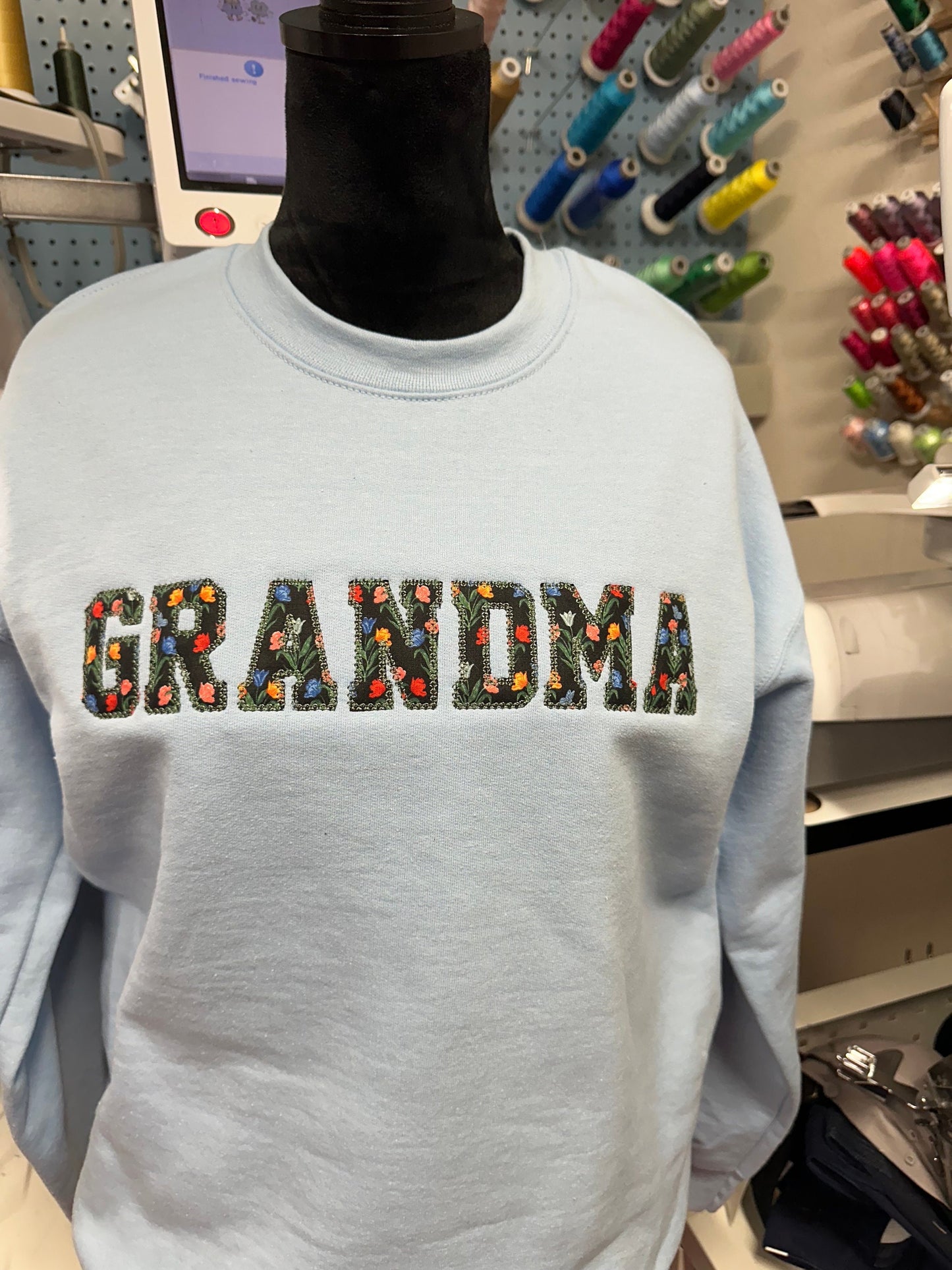 Embroidered tulip GRANDMA sweatshirt - Appliqué GRANDMA sweatshirt - personalized GRANNY crewneck - personalized embroidery grandma gift