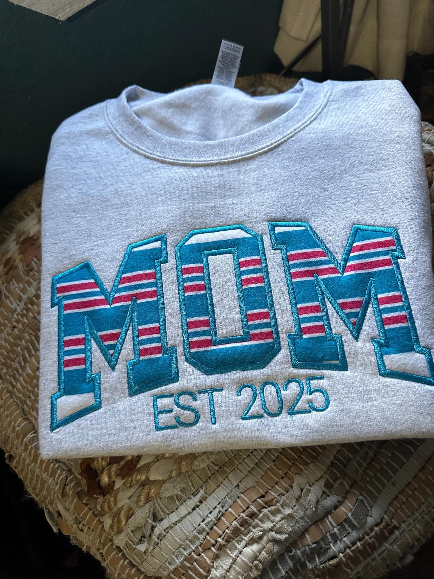 Embroidered hospital blanket Mama sweatshirt - Appliqué Mama sweatshirt - personalize mama crewneck - personalized embroidery gift