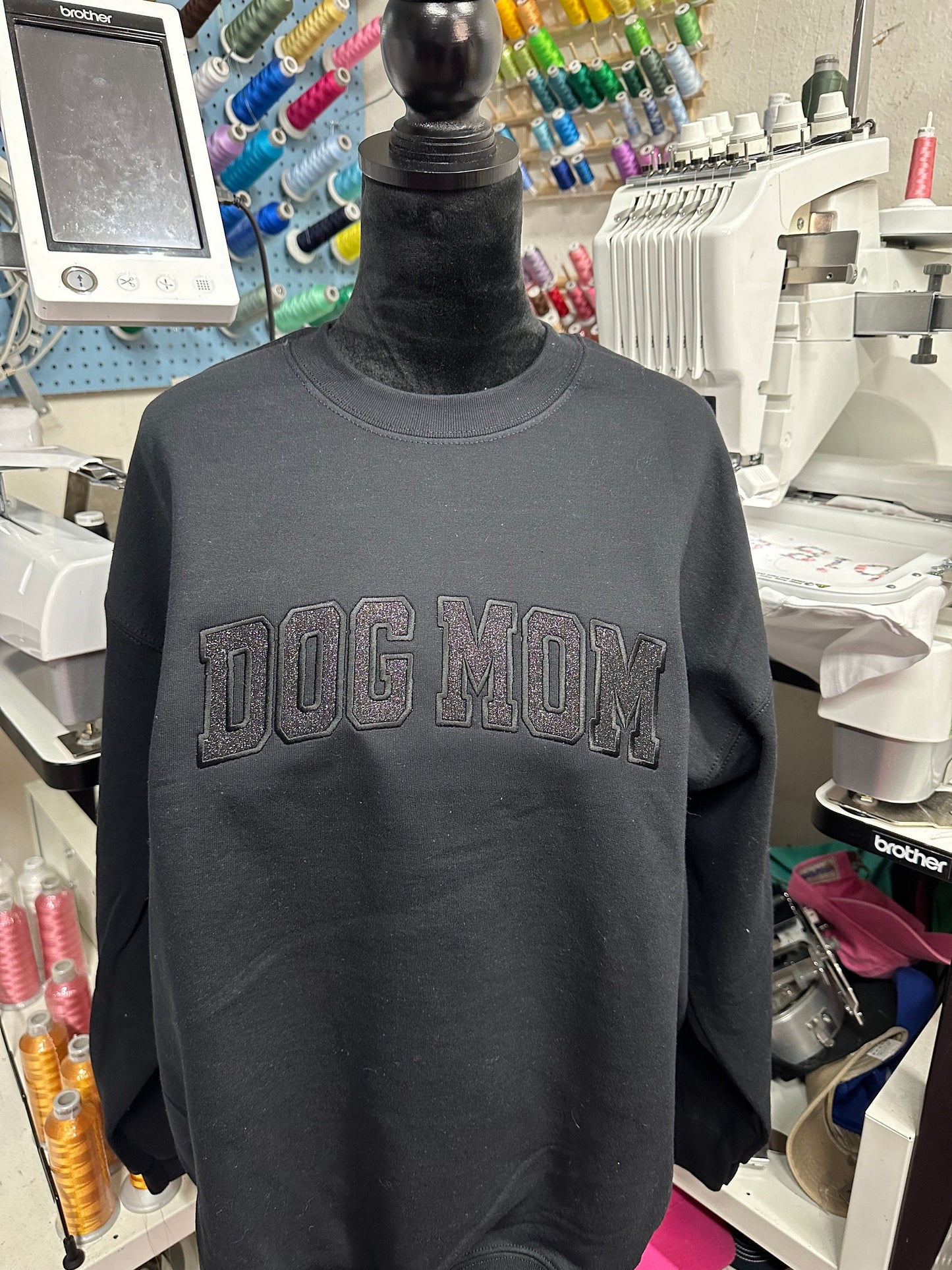 Embroiderd glitter dog Mom Sweatshirt, personalized Dog Sweatshirt , Dog Mom Gift, Dog Lover Sweatshirt, Dog Mom Era, glitter Dog Sweater