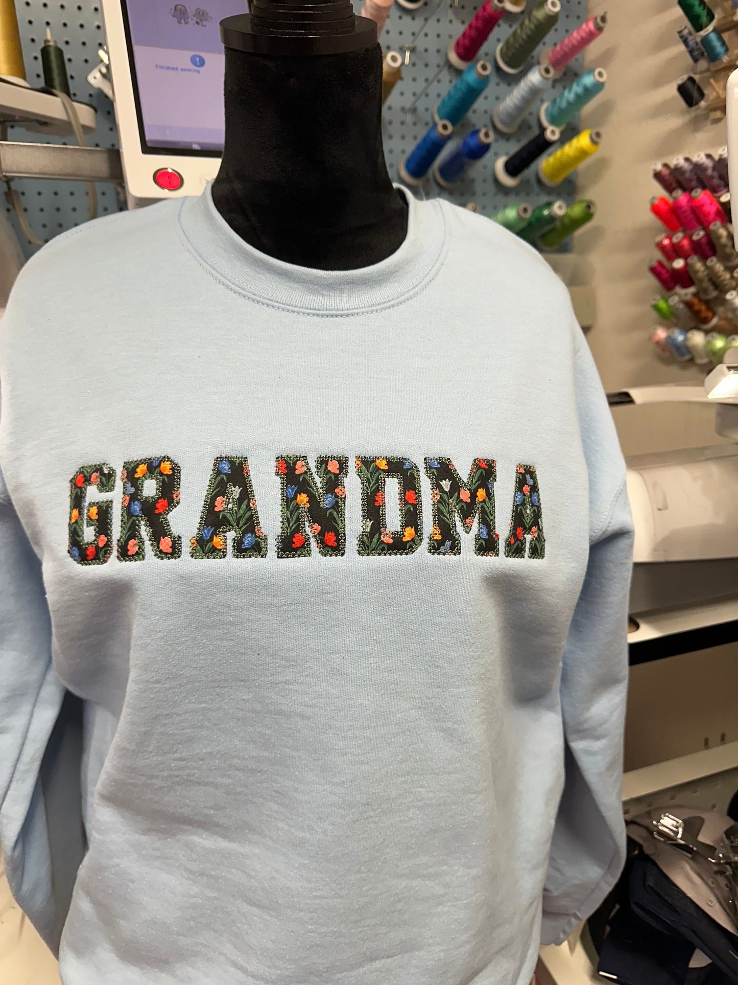 Embroidered tulip GRANDMA sweatshirt - Appliqué GRANDMA sweatshirt - personalized GRANNY crewneck - personalized embroidery grandma gift