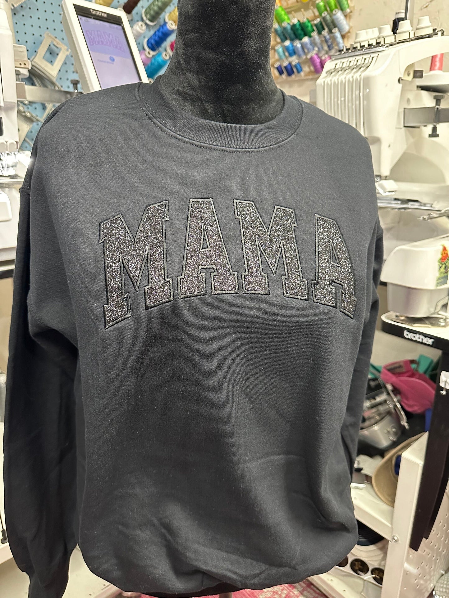 Embroidered glitter vinyl Mama sweatshirt - Appliqué Mama sweatshirt - Mama gift - personalize mama crewneck - personalized embroidery gift