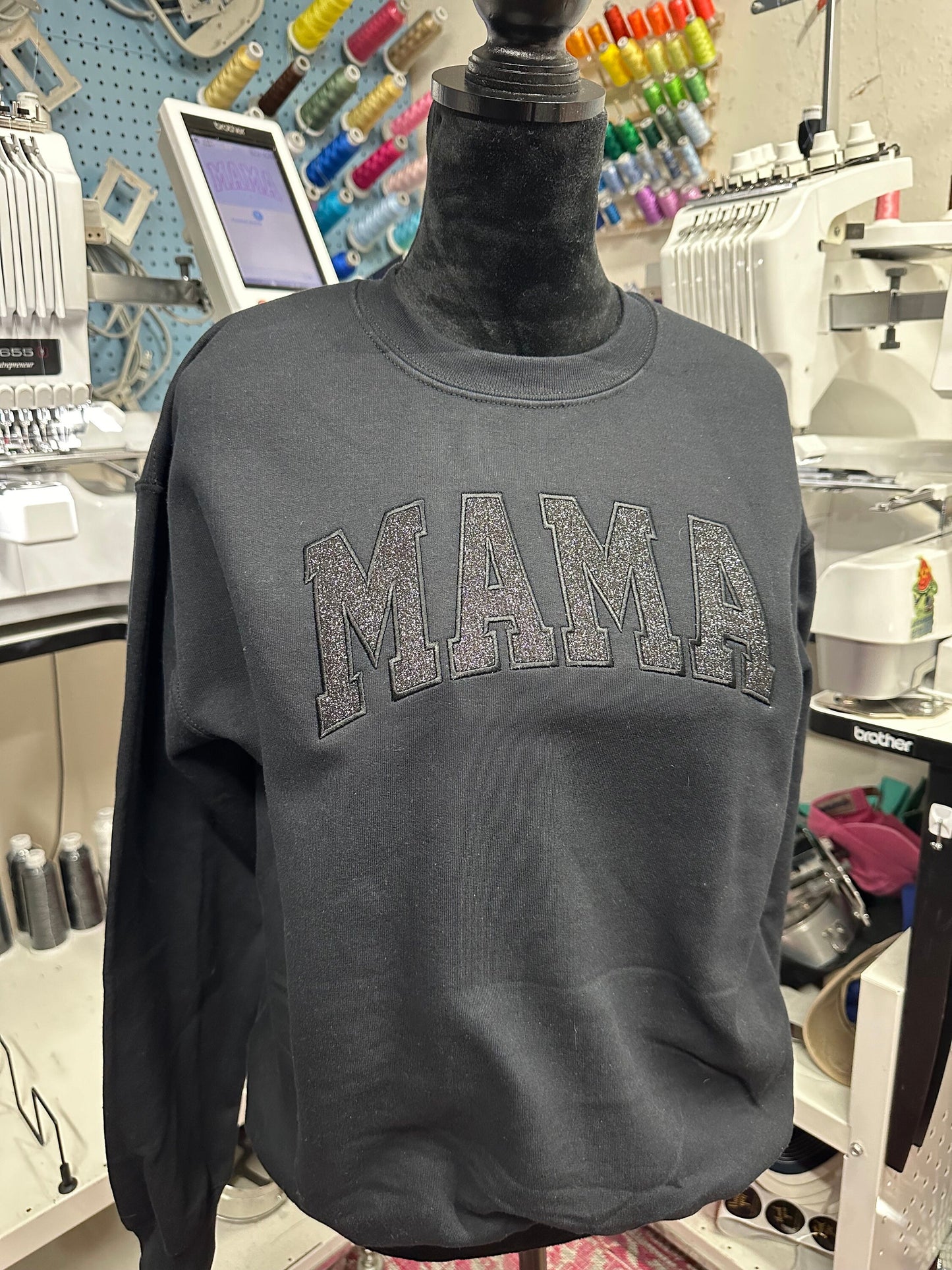 Embroidered glitter vinyl Mama sweatshirt - Appliqué Mama sweatshirt - Mama gift - personalize mama crewneck - personalized embroidery gift